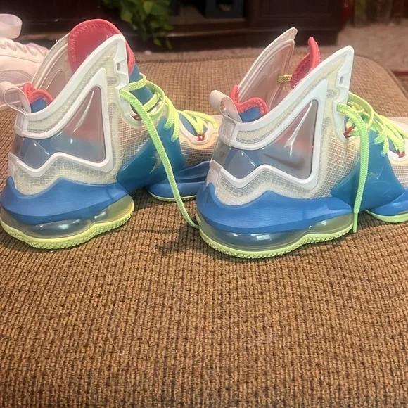 Lebron Nike Youth size 6.5 / women’s 8.5 - Picture 6 of 7